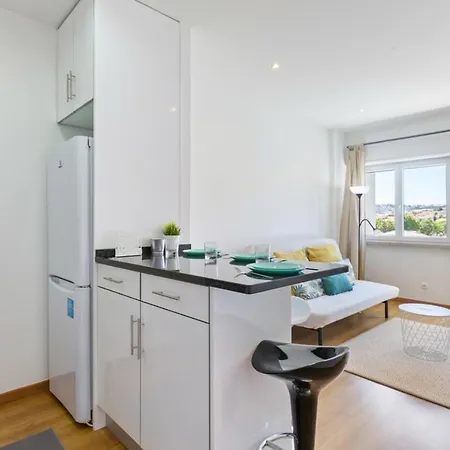 Spacious 1 Bedroom With Balcony Appartamento Lisbona