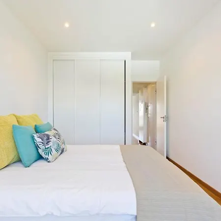 Spacious 1 Bedroom With Balcony Lägenhet *
