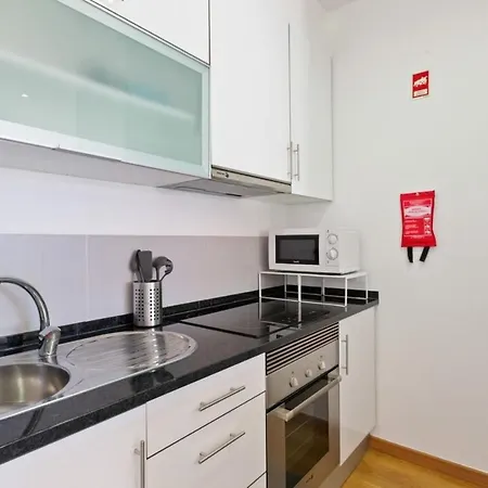 Spacious 1 Bedroom With Balcony Lägenhet