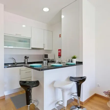 Spacious 1 Bedroom With Balcony Lägenhet